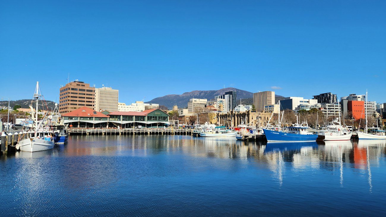Hobart's buildings and boats beside the harbour